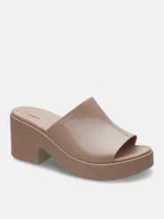 Crocs Klapki "Brooklyn Slide High" w kolorze jasnobrązowym rozmiar: 37/38. Brązowe klapki damskie Crocs, bez wzorów, z otwartym noskiem, bez obcasa, bez zapięcia. Za 254.74 zł.
