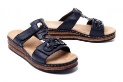 RIEKER 62936-14 blue, klapki damskie. Niebieskie klapki damskie Rieker, bez wzorów, bez obcasa, na koturnie, bez zapięcia. Za 299.90 zł.