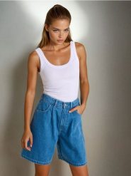 Szorty bermudy jeansowe - niebieski. Niebieskie spodenki sportowe damskie Sinsay, l, bez wzorów, z jeansu. W wyprzedaży za 39.99 zł.