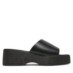 Klapki DeeZee. Czarne klapki damskie DeeZee, bez wzorów, bez obcasa, bez zapięcia. Za 119.99 zł.