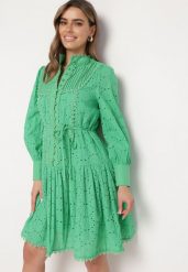 Zielona Sukienka z Haftowanej Tkaniny ze Stójką i Perłowymi Guzikami Salino. Zielone sukienki damskie Born2be, bez wzorów, z tkaniny, vintage, bez ramiączek. Za 319.99 zł.