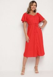 Czerwona Sukienka z Bawełny Ozdobiona Guzikami i Wiązaniem Kollisea. Czerwone sukienki damskie Born2be, bez wzorów, z bawełny, eleganckie, bez ramiączek. W wyprzedaży za 144.49 zł.