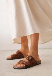 Brązowe Klapki na Podeszwie z Imitacji Korka z Szydełkowymi Paskami z Klamrami Carilorin. Brązowe klapki damskie Born2be, bez wzorów, bez obcasa, na płaskiej podeszwie, bez zapięcia. Za 89.99 zł.