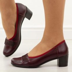 Bordowe skórzane Polskie czółenka damskie na obcasie Gregors 1048. Czerwone czółenka damskie GREGORS, z aplikacjami, ze skóry, z okrągłym noskiem, bez obcasa, na obcasie. Za 349.00 zł.