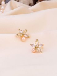 Pierres de Jade Pozłacane kolczyki-wkrętki z perłami i cyrkoniami rozmiar: onesize. Pomarańczowe kolczyki damskie Pierres de Jade, z cyrkonią, pozłacane. Za 30.99 zł.