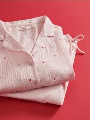 Dwuczęściowa piżama w serca - pastelowy róż. Czerwone piżamy damskie Reserved, bez wzorów, z bawełny, bez ramiączek. W wyprzedaży za 119.99 zł.