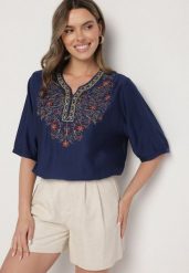 Granatowa Bawełniana Bluzka z Haftowanymi Zdobieniami Przy Dekolcie Mirundria. Niebieskie bluzki damskie Born2be, xl, z aplikacjami, z bawełny, eleganckie, bez kołnierzyka, bez ramiączek. Za 44.99 zł.