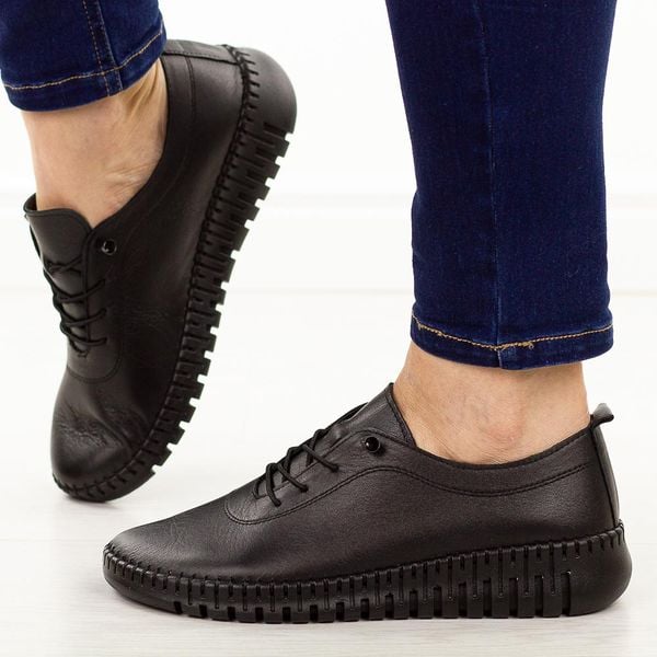 Czarne skórzane półbuty damskie T.Sokolski 4000. Czarne półbuty damskie Sokolski, na jesień, bez wzorów, z jeansu, z okrągłym noskiem, bez obcasa, na płaskiej podeszwie, bez zapięcia. Za 249.00 zł.