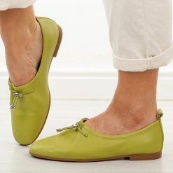 Zielone skórzane półbuty damskie T.Sokolski w26-236. Zielone półbuty damskie Sokolski, na jesień, bez wzorów, z jeansu, bez obcasa, bez zapięcia. W wyprzedaży za 251.10 zł.