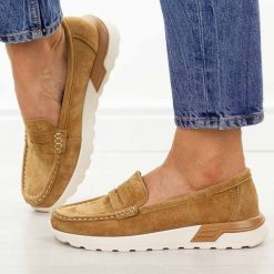 Camelowe skórzane mokasyny damskie Filippo Dp7528/26. Brązowe mokasyny damskie Filippo, na jesień, z jeansu, z okrągłym noskiem, bez obcasa. Za 219.00 zł.