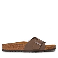 Klapki Birkenstock. Brązowe klapki damskie Birkenstock, bez wzorów, bez obcasa, bez zapięcia. Za 399.99 zł.