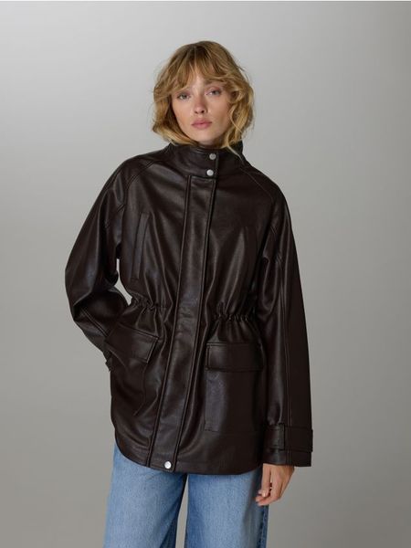 Kurtka z imitacji skóry - ciemnobrązowy. Brązowe kurtki damskie Reserved, l, bez wzorów, ze skóry, bez kaptura. Za 259.99 zł.