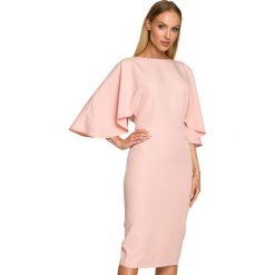Sukienka elegancka ołówkowa z szerokimi rękawami pudrowa z pelerynką. Sukienki damskie Sukienki.shop, bez wzorów, eleganckie, bez ramiączek. Za 289.00 zł.