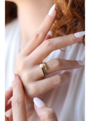 Pierres delicates Pozłacany pierścionek z cyrkoniami rozmiar: onesize. Żółte pierścionki damskie Pierres delicates, z cyrkonią, pozłacane. Za 91.99 zł.