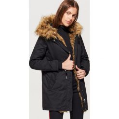 Zimowy płaszcz z eko futrem - Czarny. Czarne płaszcze damskie Cropp, na zimę. W wyprzedaży za 199.99 zł.
