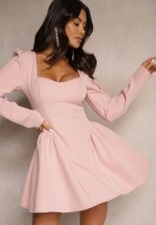Różowa Rozkloszowana Sukienka Koktajlowa z Gorsetową Górą i Falbankami Arisora. Czerwone sukienki damskie Renee, bez wzorów, eleganckie, bez ramiączek. W wyprzedaży za 135.99 zł.