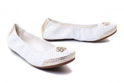 RIEKER 41459-80 white, baleriny/czółenka damskie. Białe balerinki damskie Rieker, w ażurowe wzory, z kauczuku. Za 259.90 zł.