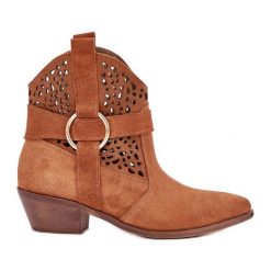 Zamszowe Botki Kowbojki Ażurowe Na Obcasie Zazoo 2994 Camel brązowe. Brązowe botki damskie z zamszu, eleganckie, ze szpiczastym noskiem, bez obcasa, na obcasie, bez zapięcia. Za 574.67 zł.