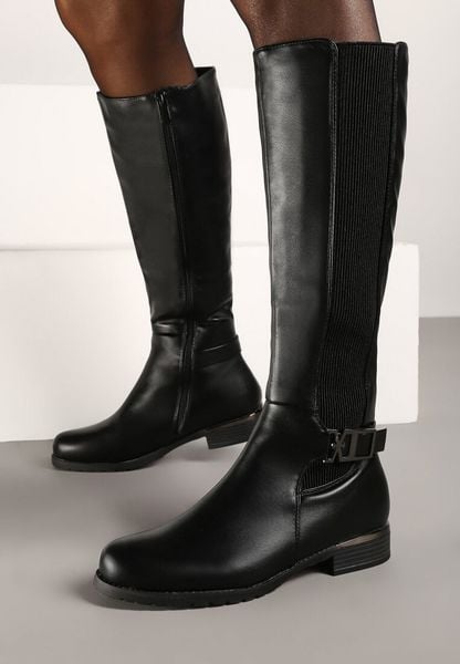 Czarne Płaskie Kozaki w Stylu Muszkieterek z Ozdobną Klamrą Annelis. Czarne kozaki damskie Renee, na zimę, z dzianiny, z okrągłym noskiem, bez obcasa, na płaskiej podeszwie, bez zapięcia. Za 119.99 zł.