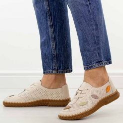 Beżowe ażurowe skórzane półbuty damskie Jezzi 8544. Brązowe półbuty damskie Jezzi, na jesień, w ażurowe wzory, z jeansu, z okrągłym noskiem, bez obcasa, na płaskiej podeszwie, bez zapięcia. Za 199.00 zł.