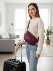 Saszetka nerka na regulowanym pasku z imitacji skóry - bordowy. Czerwone nerki i saszetki damskie Sinsay, bez wzorów, ze skóry. Za 29.99 zł.