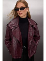 Trendyol Kurtka w kolorze bordowym ze skóry syntetycznej rozmiar: XS. Czerwone kurtki damskie Trendyol, xs, bez wzorów, ze skóry, bez kaptura. Za 118.01 zł.