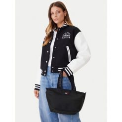 Torebka Tommy Jeans. Czarne torebki klasyczne damskie Tommy Jeans, z jeansu, bez dodatków. Za 161.99 zł.