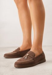 Brązowe Mokasyny z Imitacji Zamszu Zdobione Aplikacją z Zawieszkami Peleg. Brązowe mokasyny damskie Born2be, z jeansu, bez obcasa. Za 99.99 zł.