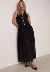 Czarna Sukienka z Wiązanym Dekoltem Typu Halter i Biżuteryjnymi Guzikami Raena. Czarne sukienki damskie Born2be, bez wzorów, bez ramiączek. Za 149.99 zł.