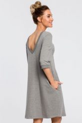 Sukienka oversize na co dzień bawełniana dekolt V na plecach szara. Szare sukienki damskie MOE, bez wzorów, z bawełny, biznesowe, bez ramiączek. Za 289.00 zł.