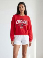 Bluza z nadrukiem Chicago Bulls NBA - czerwony. Czerwone bluzy damskie Sinsay, l, bez wzorów, bez kaptura. Za 49.99 zł.