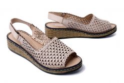 MANITU 910163-08 beige, sandały damskie. Brązowe sandały damskie Manitu, w ażurowe wzory, ze skóry, bez obcasa, na koturnie, bez zapięcia. Za 143.43 zł.