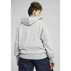 Damska rozpinana bluza z kapturem i małym logo ESS Comfort PUMA. Czarne bluzy damskie Puma, m, bez wzorów, z kapturem. W wyprzedaży za 124.00 zł.