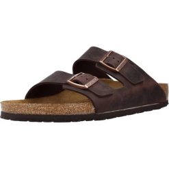 Klapki Birkenstock Arizona. Brązowe klapki damskie Birkenstock, bez wzorów, z materiału, bez obcasa, bez zapięcia. Za 429.00 zł.