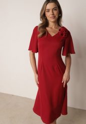 Czerwona Koktajlowa Sukienka VICES ze Zwiewnymi Rękawami i Kwiatową Aplikacją 3D Talilia. Czerwone sukienki damskie Born2be, z aplikacjami, eleganckie, bez ramiączek. Za 169.99 zł.