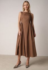 Brązowa Sukienka Bawełniana o Rozkloszowanym Fasonie z Dekoltem Łódką i Kieszeniami Elenira. Brązowe sukienki damskie Born2be, bez wzorów, z bawełny, eleganckie, bez ramiączek. Za 159.99 zł.