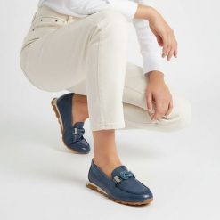 Półbuty damskie Hispanitas, ze skóry naturalnej o fakturze ziarnistej z niską cholewką i paskiem na podbiciu oraz ozdobna klamra z przodu, niebieskie. Niebieskie półbuty damskie Hispanitas, bez wzorów, ze skóry, bez obcasa, bez zapięcia. Za 619.00 zł.