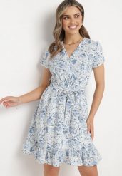 Niebieska Krótka Sukienka z Paskiem i Gumką w Pasie i Kopertowym Dekoltem Starice. Niebieskie sukienki damskie Born2be, bez wzorów, eleganckie, bez ramiączek. Za 79.99 zł.