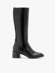Czarne eleganckie kozaki z wąską cholewką. Czarne kozaki damskie Ryłko, z gumy, z okrągłym noskiem, bez obcasa, bez zapięcia. W wyprzedaży za 499.99 zł.