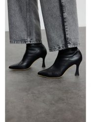 Trendyol Botki w kolorze czarnym rozmiar: 36. Czarne botki damskie Trendyol, eleganckie, bez obcasa, bez zapięcia. Za 165.99 zł.