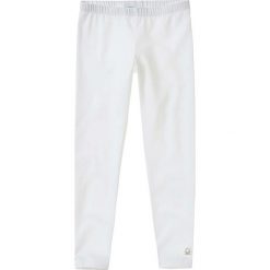 Legginsy w kolorze białym. Białe spodnie niemowlęce Benetton, z haftami. W wyprzedaży za 19.95 zł.