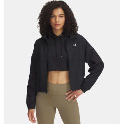 Kurtka treningowa damska wodoodporna z 4-way stretch Under Armour 1389631. Czarne kurtki damskie Under Armour, bez wzorów, z elastanu, bez kaptura. Za 210.45 zł.