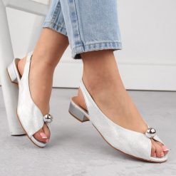 Sandały damskie na niskim obcasie srebrne T.Sokolski 136. Szare sandały damskie T.Sokolski, bez wzorów, ze skóry ekologicznej, bez obcasa, bez zapięcia. Za 149.99 zł.