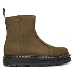 Botki Dr. Martens. Zielone botki damskie Dr Martens, bez obcasa, na płaskiej podeszwie, bez zapięcia. Za 849.99 zł.