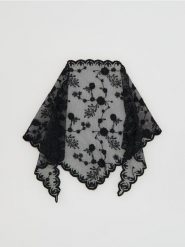 Koronkowy szal - czarny. Czarne szaliki damskie Reserved, bez wzorów, z koronki. Za 49.99 zł.