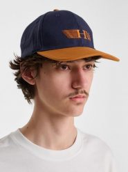 Czapka typu snapback Hummel Game. Fioletowe czapki damskie Hummel, na jesień, z aplikacjami, z jedwabiu. Za 121.50 zł.