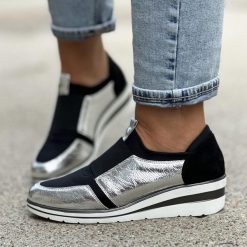 Czarne sneakersy damskie Jezzi 1738-16 Sl. Czarne obuwie sportowe damskie Jezzi, ze skóry, bez zapięcia. Za 99.00 zł.
