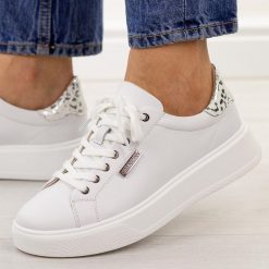 Białe skórzane półbuty damskie na platformie Potocki 19398. Białe półbuty damskie POTOCKI, na jesień, bez wzorów, z jeansu, z okrągłym noskiem, bez obcasa, na platformie, bez zapięcia. Za 229.00 zł.