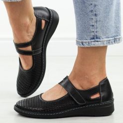 Czarne ażurowe skórzane Polskie półbuty damskie Deoni D125A. Czarne półbuty damskie Deoni, na lato, w ażurowe wzory, z jeansu, bez obcasa, na płaskiej podeszwie, bez zapięcia. Za 419.00 zł.