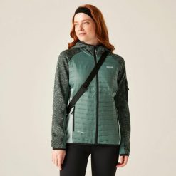 Kurtka damska hybrydowa Newhill. Niebieskie kurtki damskie Regatta, bez wzorów, z dzianiny, bez kaptura. Za 199.99 zł.